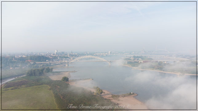 De bruggen in Nijmegen liggen in de mist
