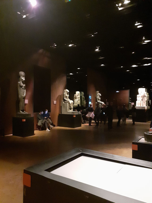 La sala  delle statue  nel  Museo  Egizio.