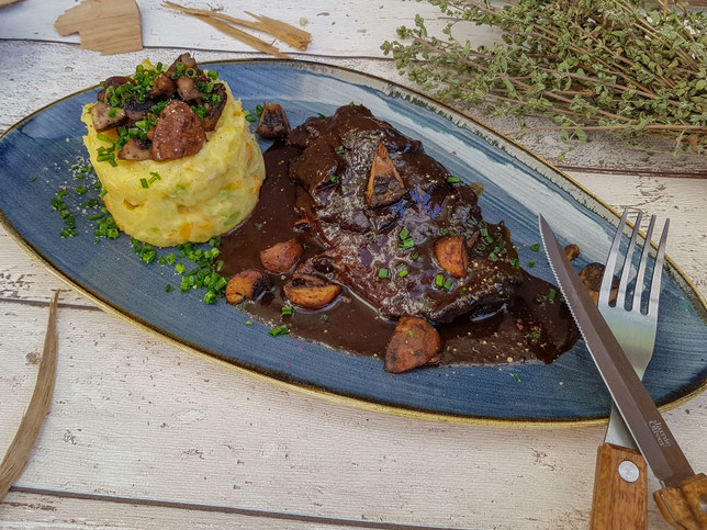 Geschmorte Rehschulter mit Kartoffelstampf und Champignons
