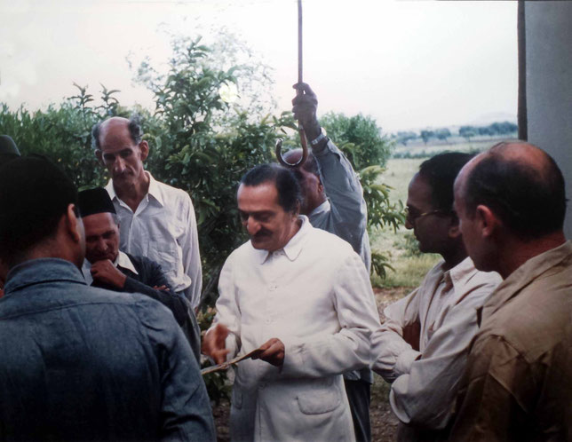 1954, India ; Kaka holding the umbrella for Baba