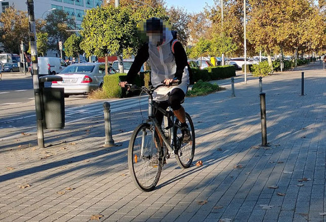 La aceras se ha convertido en una vía de circulación más de la ciudad de Valencia para las bicicletas., poniendo en peligro a los viandantes.