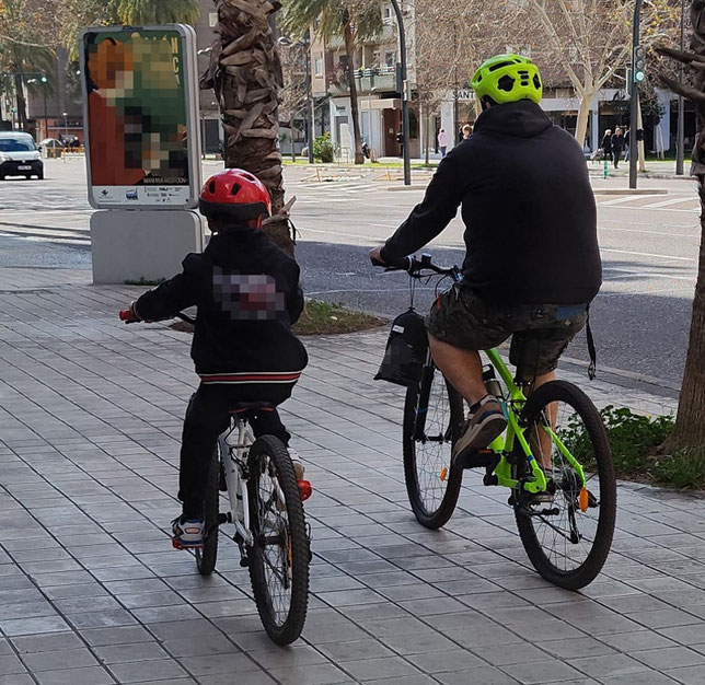 Ver a padres e hijos por las aceras es muy normal, se sienten más seguros circulando por una zona prohibida para ellos que por el carril bici.