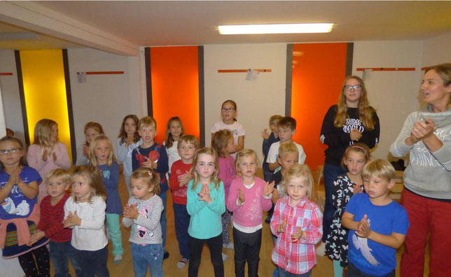Kinder proben das Musical "Schmunzelstein" mit Annette Sperling in Dogern - Bild Doris Dehmel