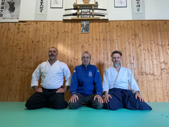 Paolo Bertocchi (al centro) nello Shobukan Dojo Trieste