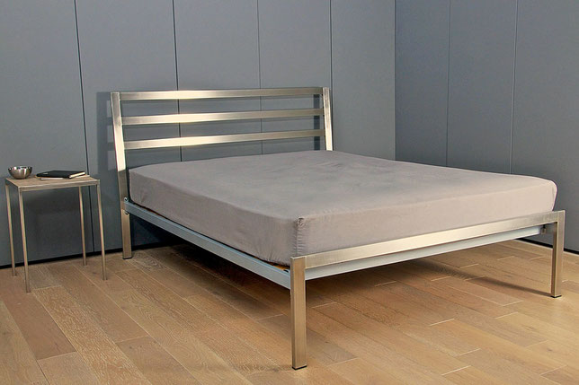 кровать дизайнерская металлическая