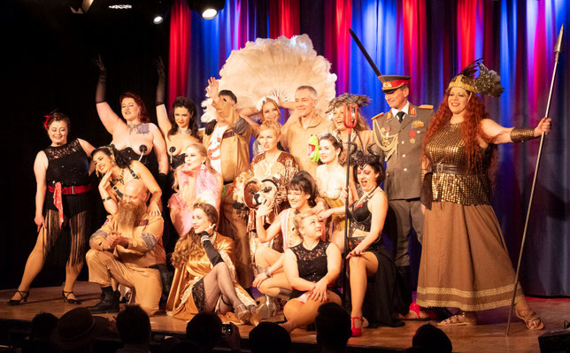 Rising Starlets Teil-Ensemble von 2025 u.a. mit Darina Bouchet, Boylesque-Trio Die Bühnenbrecher, Marie La Perle, Trixie Trouble und Stagemaid Little Champagne, Foto: Horatiu Sava