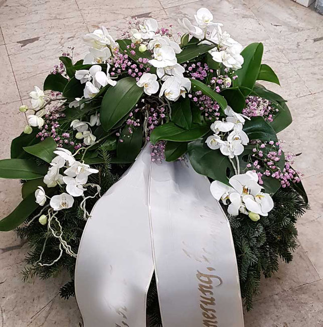 Schöner Kranz mit Orchideen für Beerdigung
