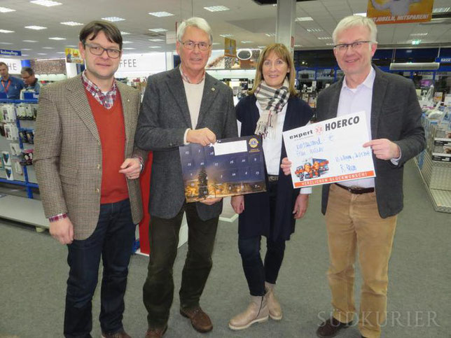 Oliver Bittlingmaier (von links), Präsident Lions Club Villingen, Steffen Feuerstacke, Präsident Lions Club Schwenningen, Gewinnerin Sabine Welzer und Hoerco-Geschäftsführer Rudolf Reim bei der Gewinnübergabe. Bild: Lions Club