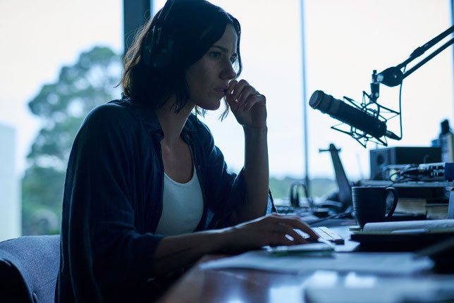 Une jeune journaliste (Lily Sullivan) diffuse un podcast évoquant une étrange affaire de briques noires (©Star Invest Films).