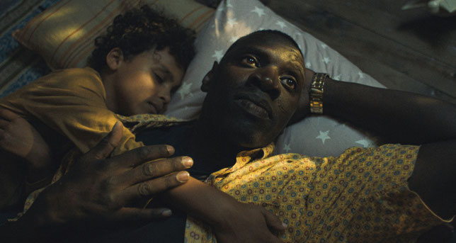Marwan (Omar Sy) gagne de l'argent comme passeur de migrants syriens, pour donner un meilleur avenir à son fils (©Kinostar/Nour Films).