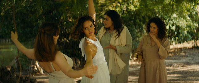 Pour Houria (Lyna Khoudri, au centre, en blanc), la danse est une thérapie (©Le Pacte).