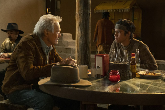 Mike (Clint Eastwood) doit ramener le jeune Rafo (Eduardo Minett) du Mexique au Texas (©Claire Folger/Warner Bros.).