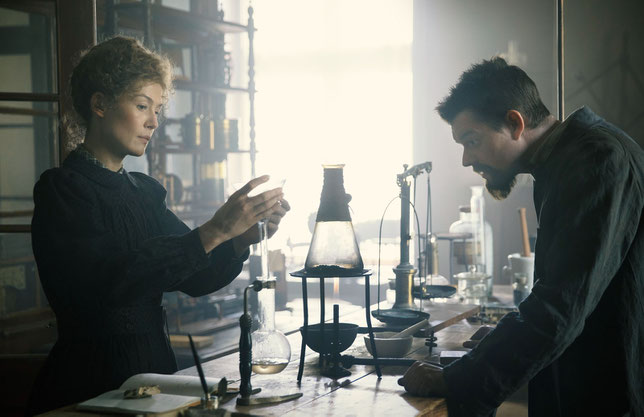 Les époux Marie et Pierre Curie (Rosamund Pike et Sam Riley) ont obtenu le Prix Nobel de physique en 1903 pour leurs travaux sur la radioactivité du radium et du polonium (©StudioCanal).