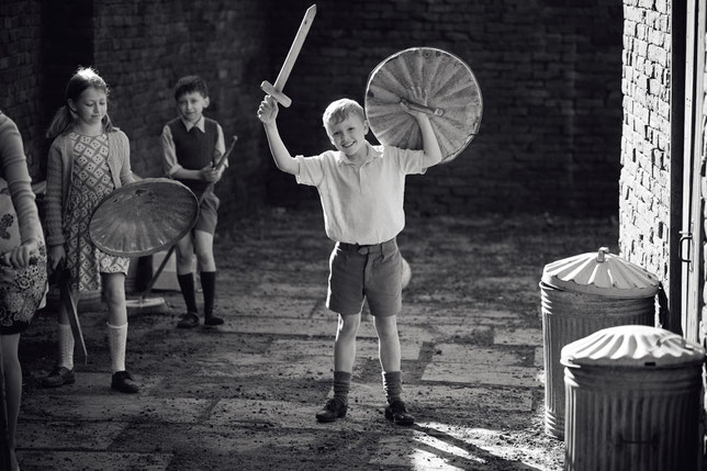 Le jeune Jude Hill fait ses débuts au cinéma dans le rôle de Buddy, 9 ans, personnage qui incarne Kenneth Branagh enfant (©Rob Youngson/Focus Features/UPI).