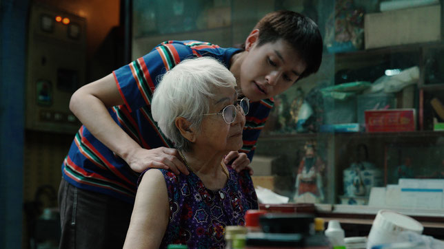 Le jeune M (Putthipong Assaratanakul) s'occupe de sa grand-mère Amah (Usha Seamkhum), malade, dans l'espoir de toucher l'héritage (©Tandem Films).