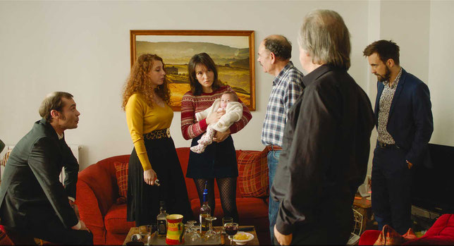 Famille recomposée (de gauche à droite): Robinson Stévenin, Lola Naymark, Anaïs Demoustier, Jean-Pierre Darroussin, Gérard Meylan (de dos) et Grégoire Leprince-Ringuet (©Diaphana Distribution).