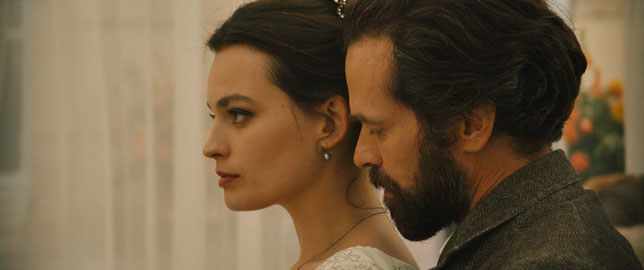 C'est par amour pour Adrienne Bourgès (Emma Mackey) que Gustave Eiffel (Romain Duris) aurait construit la tour Eiffel (©Antonin Menichetti/Pathé).