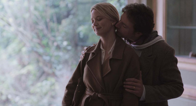 À Paris, Judith (Virginie Efira) est mariée à Melvil (Bruno Salomone), avec qui elle a eu deux enfants. Mais elle lui cache sa deuxième vie cachée, en Suisse (©UFO Distribution/Paname Distribution).