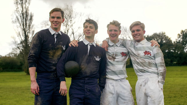 J.R.R. Tolkien (Nicolas Hoult, à gauche) et ses trois meilleurs amis étudiants jouent ensemble au rugby et vont créer un groupe littéraire baptisé la Tea Club Barrovian Society (©20th Century Fox).