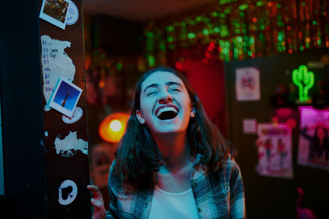 Humoriste, Sam (Rachel Sennott) est déprimée et a du mal à trouver de nouveaux gags. Mais elle sait rire parfois (©Janick Laurent/Wayna).