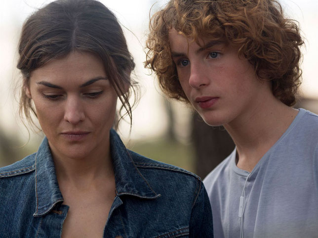 Elena (Marta Nieto) rencontre Jean (Jules Porier), un adolescent qui a l'âge de son fils disparu (©Manolo Pavon/Le Pacte).