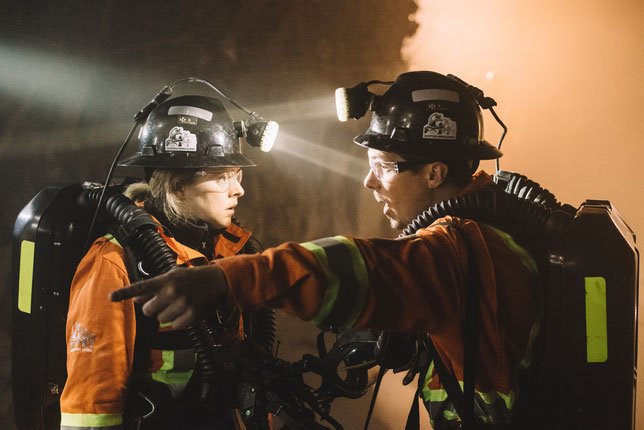 Après une explosion au fond de la mine, la cheffe des sauveteurs, Catherine (Catherine Trudeau), et Maxime (Joakim Robillard) ne sont pas d'accord sur l'évacuation des blessés (©Axia Films/Les Alchimistes). 