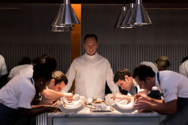 Le célèbre chef Slowik (Ralph Fiennes) et son équipe ont préparé pour leurs convives un menu raffiné à l'occasion d'un dîner très spécial (©20th Century Studios).
