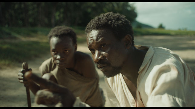 Esclaves dans l'île Maurice, Massamba (Ibrahima Mbaye) et sa fille Mati (Anna Diakhere Thiandoum) ont décidé de s'évader (©Chi-Fou-Mi Productions/Les Autres Films/StudioCanal/France-2 Cinéma).