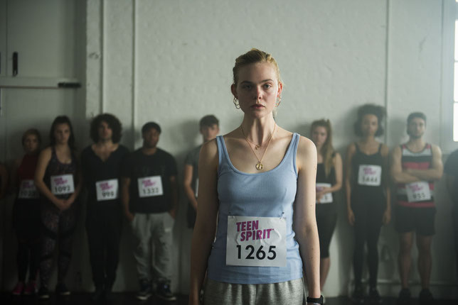 Violet (Elle Fanning), 17 ans, veut devenir chanteuse et s'inscrit à un concours d'amateurs (©Metropolitan Films).