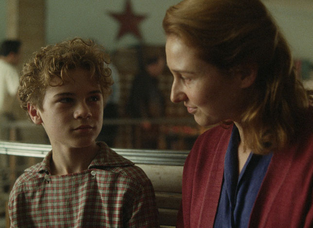 Andor (Bojtorján Barabas) vit seul avec sa mère (Andrea Waskovics), dans le souvenir de son père disparu (©Le Pacte).