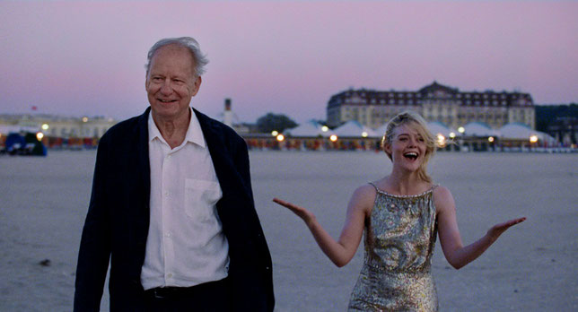 Réalisateur vieillissant, Gustav (Stellan Skarsgard) a choisi une jeune actrice américaine, Rachel (Elle Fanning), pour le rôle principal de son prochain film (©Kasper Tuxen).