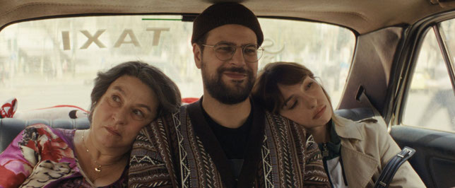 Elie (Hakim Jemili) est partagé entre sa mère Sylvaine malade (Noémie Lvovsky) et sa nouvelle petite amie Anaïs (Marie Colomb) (©Atelier de production/TF1 Films/DACP).