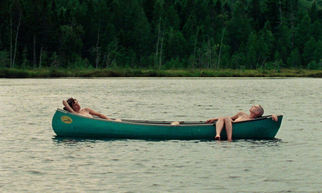 Pause détente sur le lac pour Eugénie (Laure Giappiconi, à gauche) et Geisha (Aude Mathieu), deux des trois participantes au stage d'été destiné à évoquer leur hypersexualité (©Shellac Films).