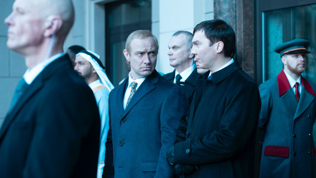 Vadim Baranov (Paul Dano, à droite) a été le conseiller officieux de Vladimir Poutine (Jude Law) lors de son ascension politique (©Carole Bethuel/Curiosa Films/ France-2 Cinéma/Gaumont).