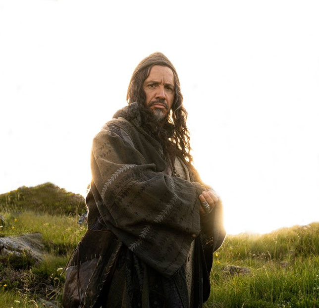 Le roi Arthur (Alexandre Astier) envoie les chevaliers de la nouvelle Table Ronde prouver leur valeur aux quatre coins du monde (©Achille de San Nicolas/Regular/SND).