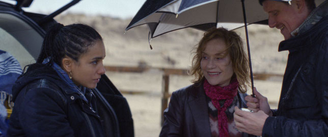 Mina (Hafsia Herzi, à gauche) et Alma (Isabelle Huppert) ont fait connaissance au parloir de la prison où sont incarcérés leurs maris (©Rectangle Productions/Piceyes).