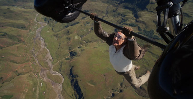 Non, Ethan Hunt (Tom Cruise) ne prend pas toujours l'avion en classe Affaires (©Paramount Pictures).