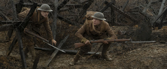 Les soldats britanniques Blake (Dean Charles Chapman, à gauche) et Schofield (George MacKay) sont envoyés pour une mission dangereuse sur le front de l'Ouest, le 6 avril 1917 (©UPI).