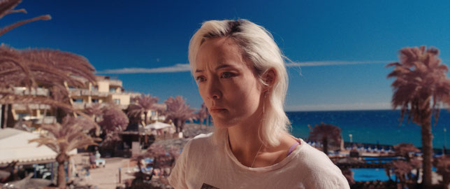 Romy (Pom Klementieff), venue aux Canaries avec son amie Chloé, va perdre sa trace et la chercher partout (©Les Films du Kiosque).