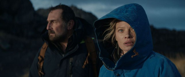 Ben (Gilles Lellouche) et Laura (Mélanie Thierry) se retrouvent seuls sur une île déserte, sans moyen de communiquer avec le reste du monde (©Lilja JonsTrésor Films/StudioCanal).