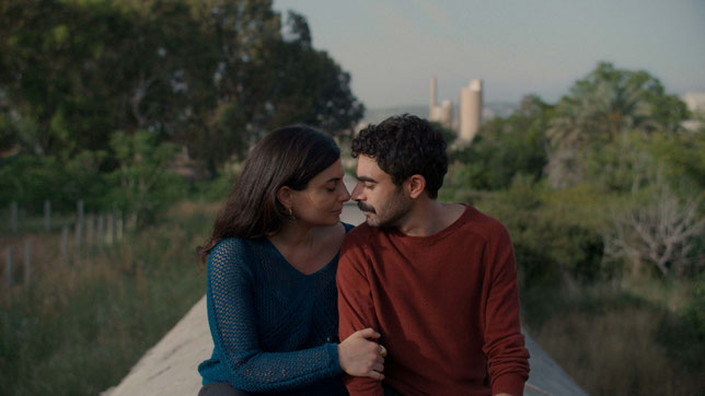 Yasmina (Mounia Akl) et Nino (Hasan Akil) s'aiment depuis l'enfance (©UFO Distribution).
