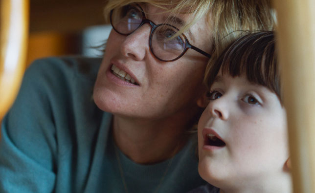 Sandra (Valeria Bruni Tedeschi), quinquagénaire célibataire, s'attache peu à peu au fils de ses voisins, Elliott (César Botti), qui vient de perdre sa mère (©Karé Productions/France-2 Cinéma/Umedia).