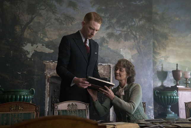 Le Dr Faraday (Domhnall Gleeson) revient dans le domaine de Mme Ayres (Charlotte Rampling) qu'il avait fréquenté étant enfant (©Nicolas Dove/Pathé Films).