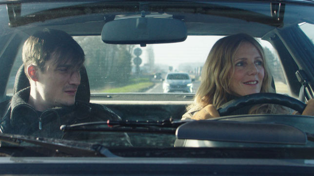 Jean (Pierre Lottin) et Rose (Sandrine Kiberlain), aux caractères opposés, s'entraident l'un l'autre face aux aléas de la vie (©Les Films du 24/France-2 Cinéma).