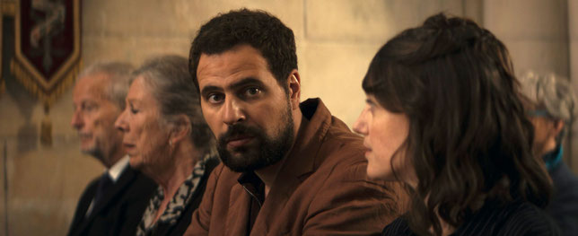 Etienne (Hakim Jemili) est piégé par l'enterrement d'un de ses amis d'enfance (©Les Films Sur Mesure/SND).