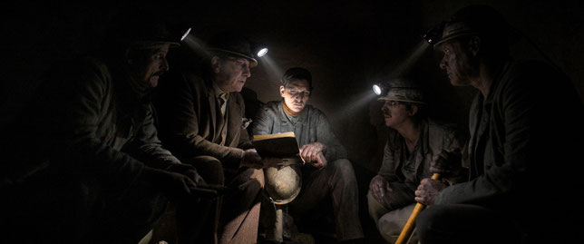 Un groupe de mineurs accompagne un scientifique à 1.000 mètres sous terre: une plongée dans l'inconnu (©Full Time Studios/Marcel Films).
