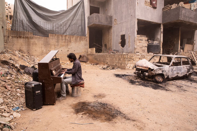 Contre les combattants de l'État islamique, Karim (Tarek Yaacoub) n'a qu'une seule arme: son piano (©Alba Films).