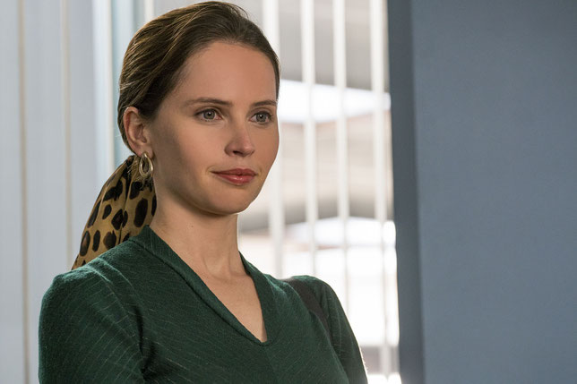 L'actrice britannique Felicity Jones interprète avec conviction le personnage de la juge Ruth Bader Ginsburg (©Mars Films).