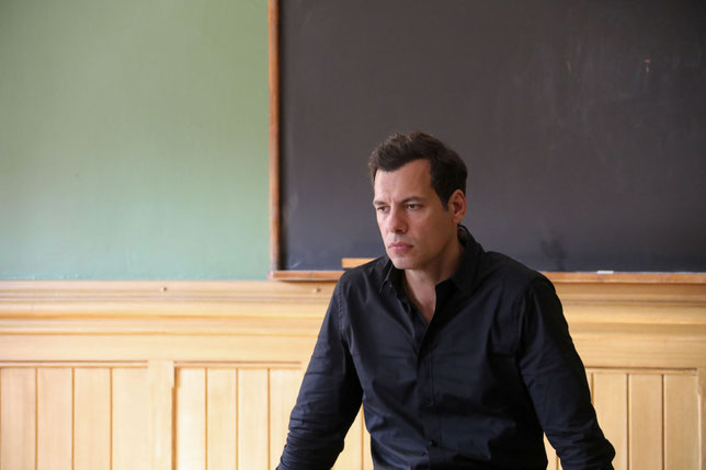 Laurent Lafitte est perplexe devant l'hostilité des élèves de la classe dans laquelle il débarque comme prof suppléant (©Haut et Court).