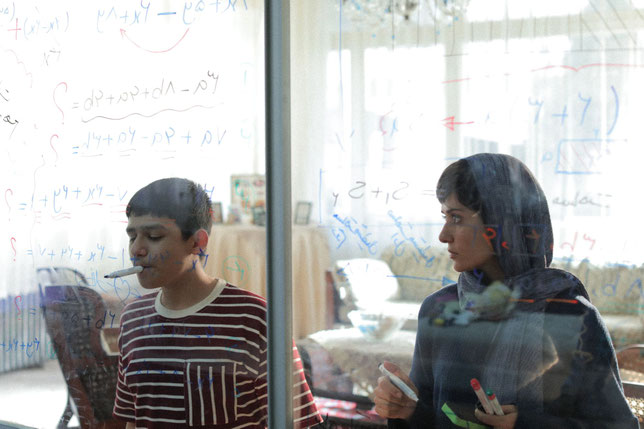 Mahnaz (Prinaz Izadyar) et son fils Aliyar (Sinan Mohebi) sont très complices et s'adorent (©Amirhossein Shojaei/Saeed Roustaee/Diaphana Distribution). 